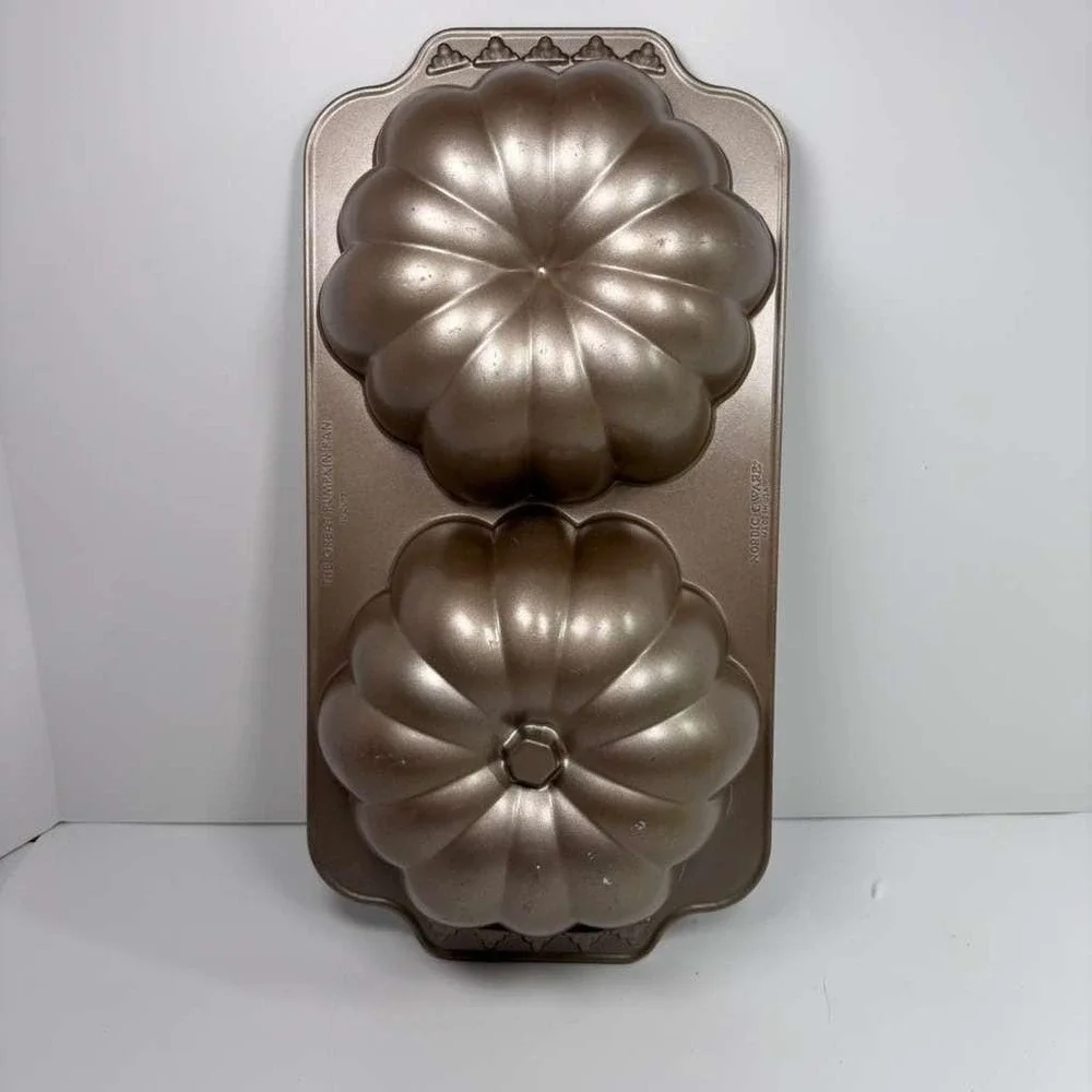 Nordic Ware Cast Aluminum The‎ Great Pumpkin Bundt Cake 10-Cup pan